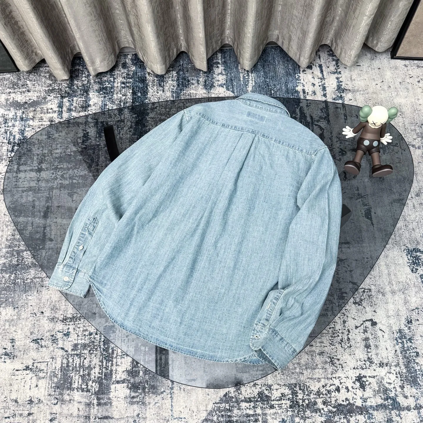 P400 [Original item] Top quality lapel long-sleeved washed denim shirt jacket Four-season men's two-color pure cotton shirt stone-washed retro casual denim shirt Denim shirt is really the most iconic product, decorated with colorful iconic pony embroidery, presenting a classic polo style design. It is a versatile choice from winter to summer. The multiple washes of denim greatly increase the comfort and softness of the fabric. The distressed effect is full of strong American retro style. This one is also closed with eyes closed. Simply YYDS~ The same style for men and women. It can be worn alone or as a cardigan. If you like looseness, choose one size larger. It is more suitable for inner wear~ The overall style is a loose version with a bit of boyfriend style. The silhouette is good and the drape is good. The upper body has a tough style~ It has an American retro denim style. This shirt is suitable for many occasions, whether it is daily leisure or commuting. It is a good choice. It can also be used as a layering jacket/coat. Color: dark blue, light blue, size: S-XL